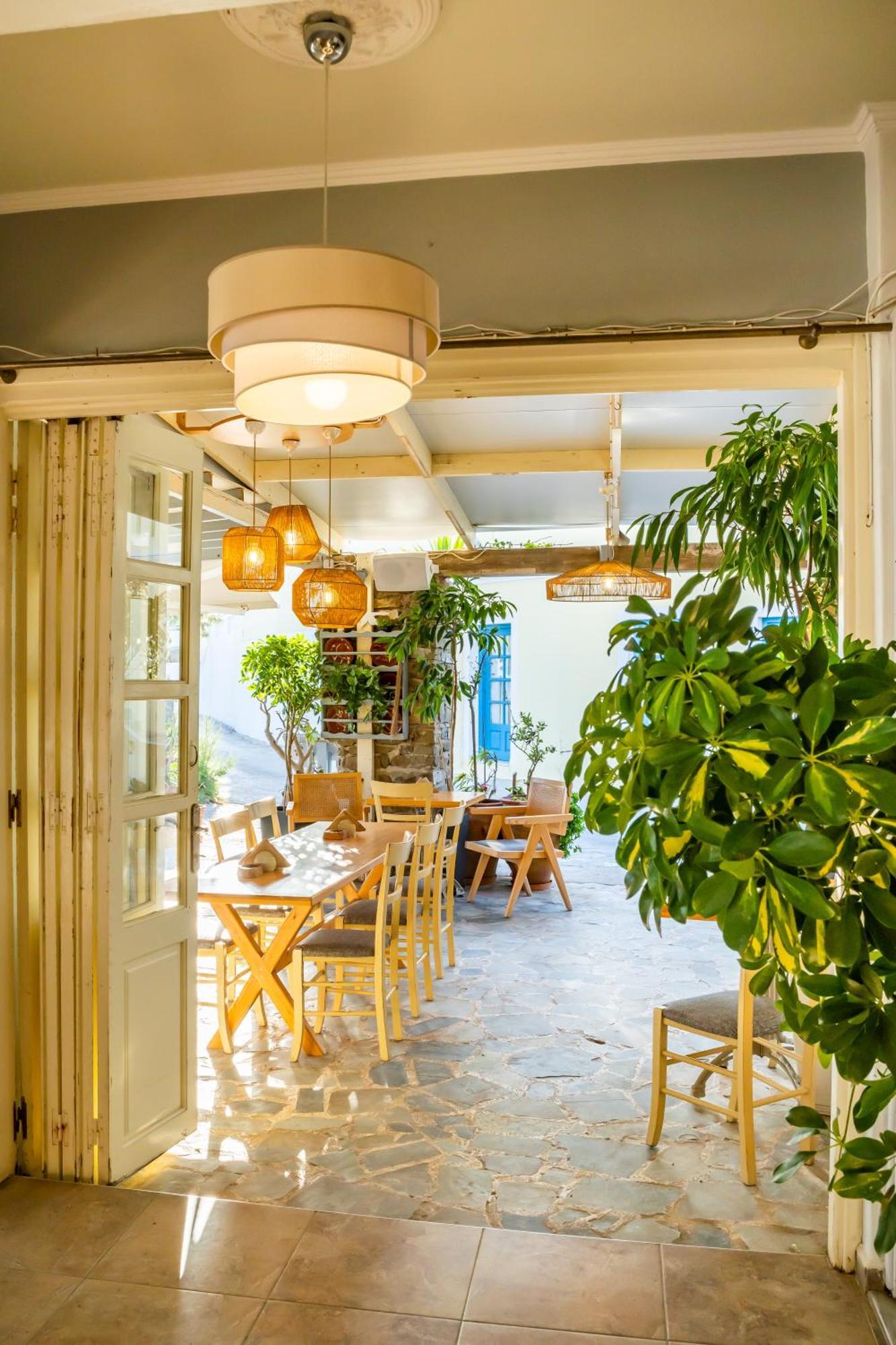 Le Grand Bleu Studios & Apartments Lefkos  エクステリア 写真