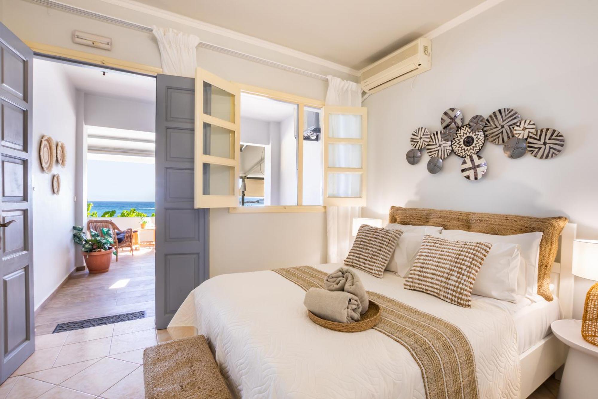 Le Grand Bleu Studios & Apartments Lefkos  エクステリア 写真