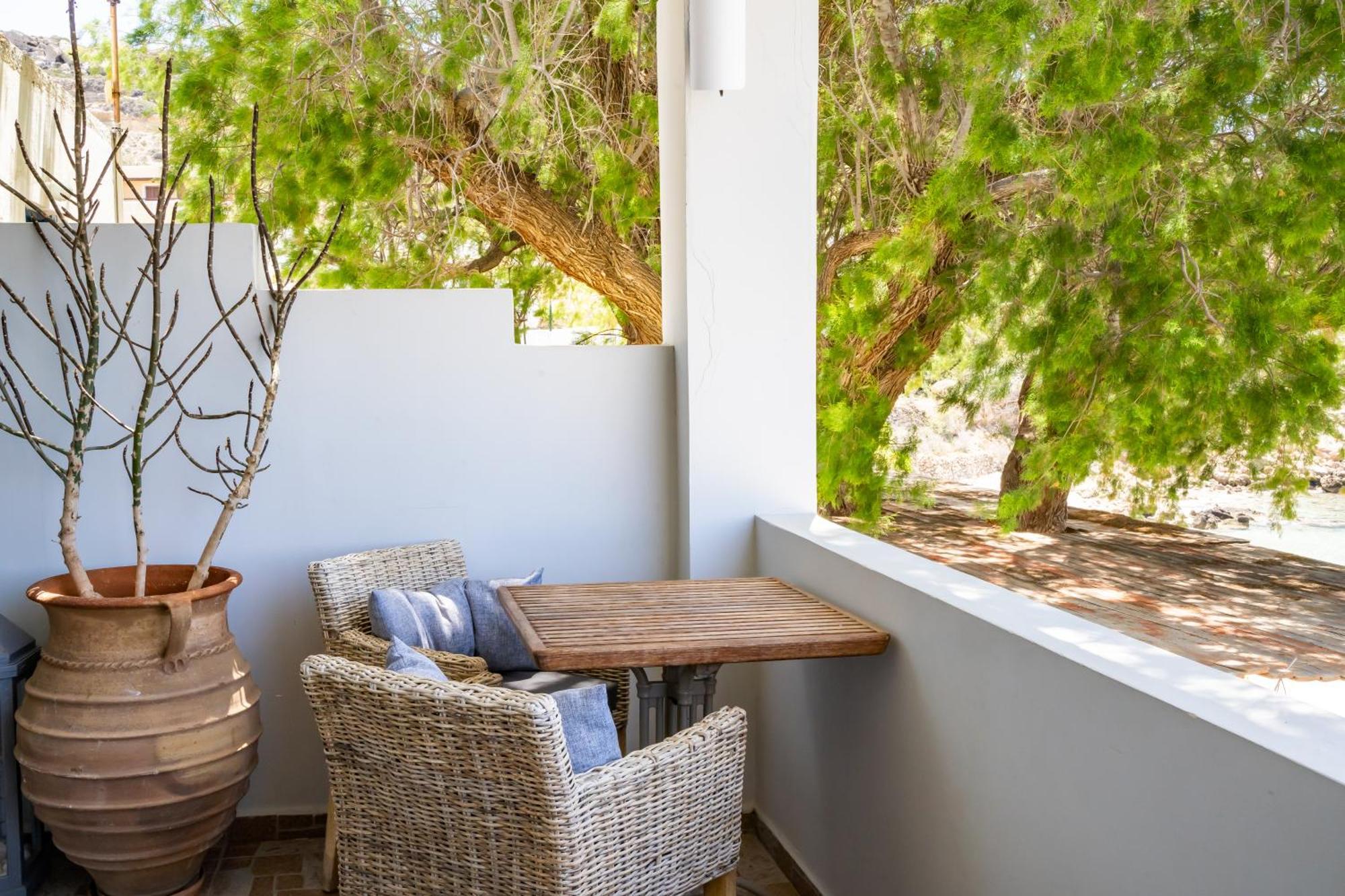 Le Grand Bleu Studios & Apartments Lefkos  エクステリア 写真
