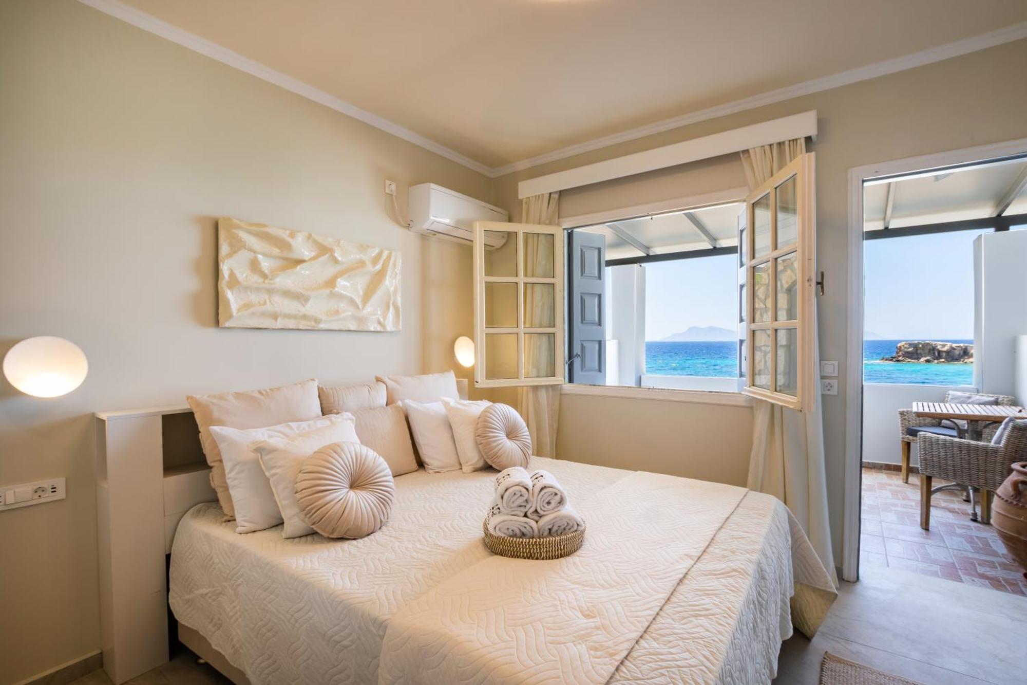 Le Grand Bleu Studios & Apartments Lefkos  エクステリア 写真